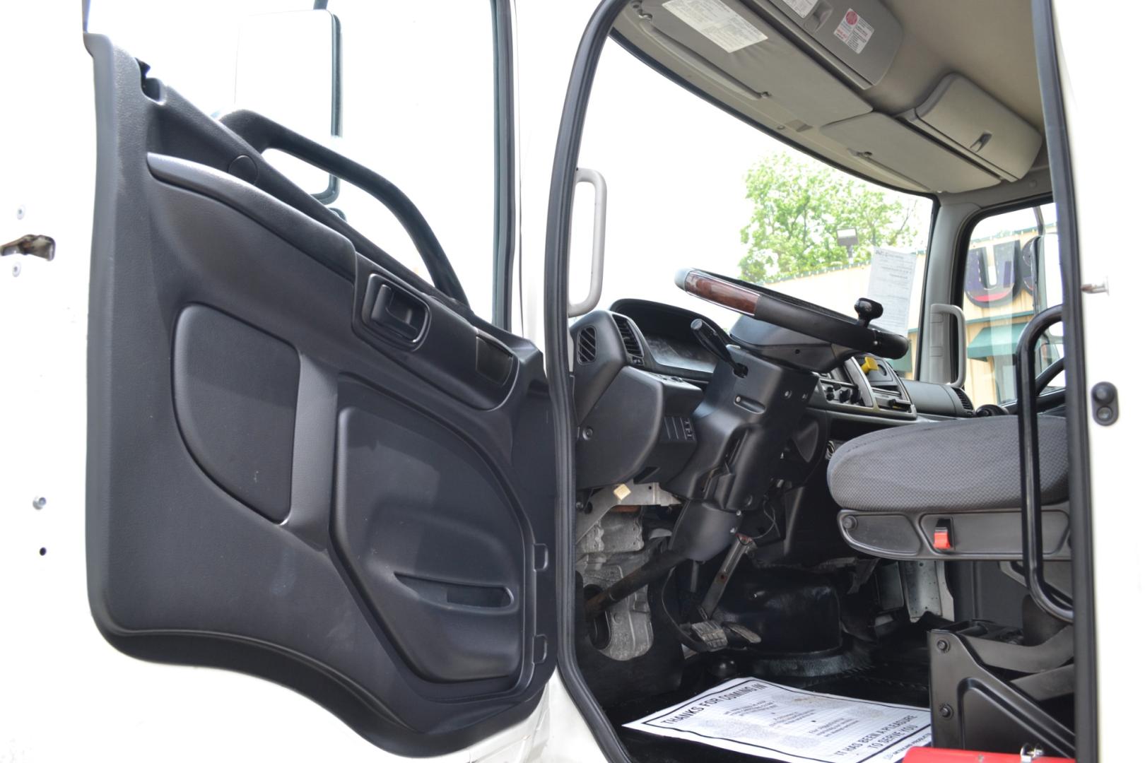 2016 WHITE /BLACK HINO 268 with an JO8E-VC 7.7L 220HP engine, ALLISON 2500RDS AUTOMATIC transmission, located at 9172 North Fwy, Houston, TX, 77037, (713) 910-6868, 29.887470, -95.411903 - Photo#13